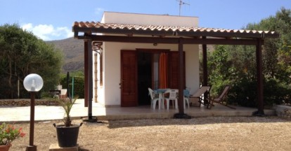 Holiday House Alice - Garden and external view